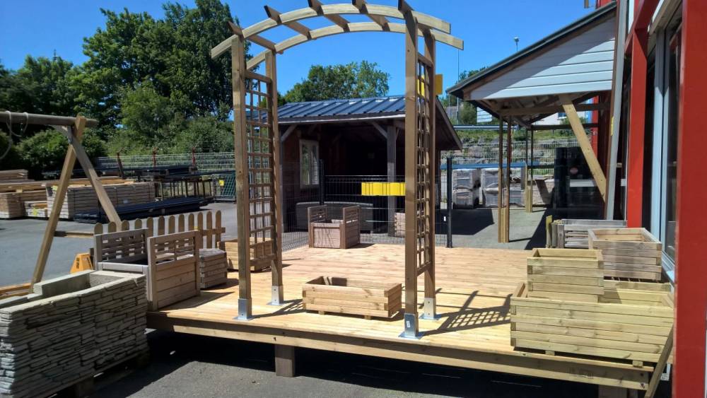 exemple de terrasse avec arche en bois