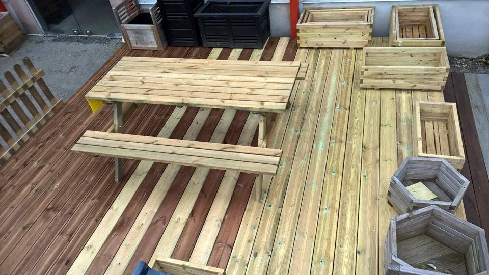terrasse avec banc en bois